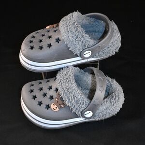 Koala Toddlers Clogs Size 6 Gray With Sherpa Linning, Stars, Reindeer Or Moose